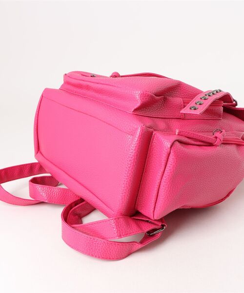Mayree(メイリー)の「【urge select】Y2K クロスチャーム レザーリュック【A4サイズ収納可能】(バックパック/リュック・レディース・ピンク/ブラック・FREE)」の4枚目の写真