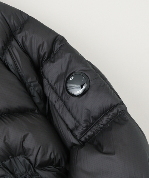 C.P. COMPANY(シーピーカンパニー)の「C.P. COMPANY (シーピーカンパニー) MEDIUM JACKET IN DD-SHELL(ダウンジャケット/コート・メンズ・ブラック・SMALL/MEDIUM/LARGE)」の4枚目の写真
