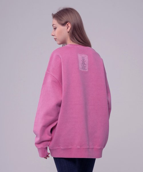 ICONOGRAPHY(アイコノグラフィー)の「PIGMENT HEAVY COTTON LABEL ART WINE(スウェット・レディース・マジェンタ・MEDIUM/X-LARGE/LARGE)」の1枚目の写真