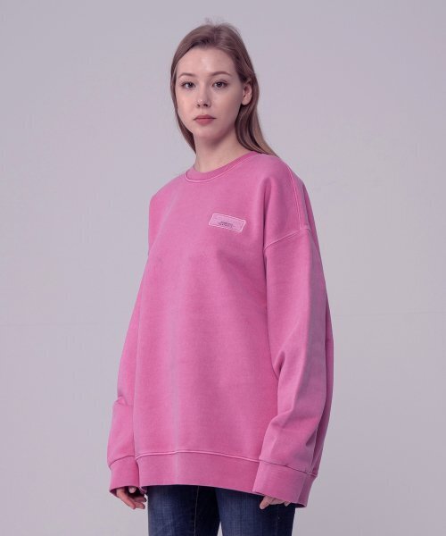 ICONOGRAPHY(アイコノグラフィー)の「PIGMENT HEAVY COTTON LABEL ART WINE(スウェット・レディース・マジェンタ・MEDIUM/X-LARGE/LARGE)」の4枚目の写真
