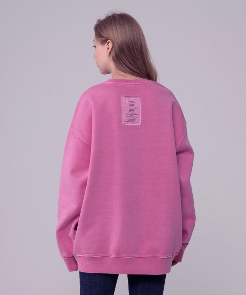 ICONOGRAPHY(アイコノグラフィー)の「PIGMENT HEAVY COTTON LABEL ART WINE(スウェット・レディース・マジェンタ・MEDIUM/X-LARGE/LARGE)」の3枚目の写真