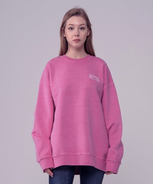 ICONOGRAPHY(アイコノグラフィー)の「PIGMENT HEAVY COTTON LABEL ART WINE(スウェット・レディース・マジェンタ・MEDIUM/X-LARGE/LARGE)」の2枚目の写真