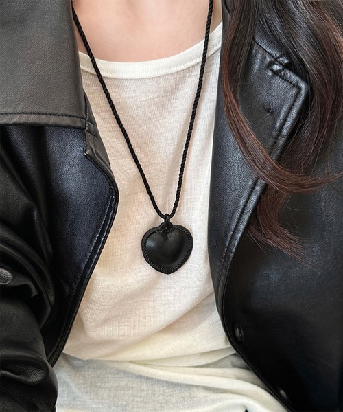 Revo.（レボ）の「レザーライク ハートペンダント ネックレス（ネックレス・レディース・ブラック/ブラウン/レッド・FREE）」の2枚目の写真