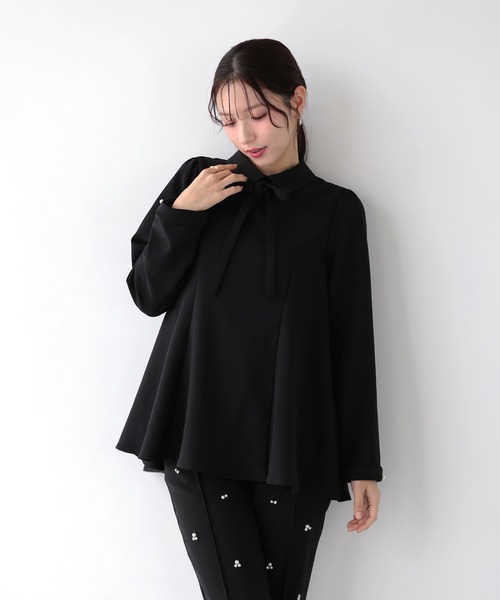 Fit more(フィットモア)の「リボンタイAラインタックフレアトップス(シャツ/ブラウス・レディース・ネイビー/ホワイト/ブラック・FREE)」の2枚目の写真