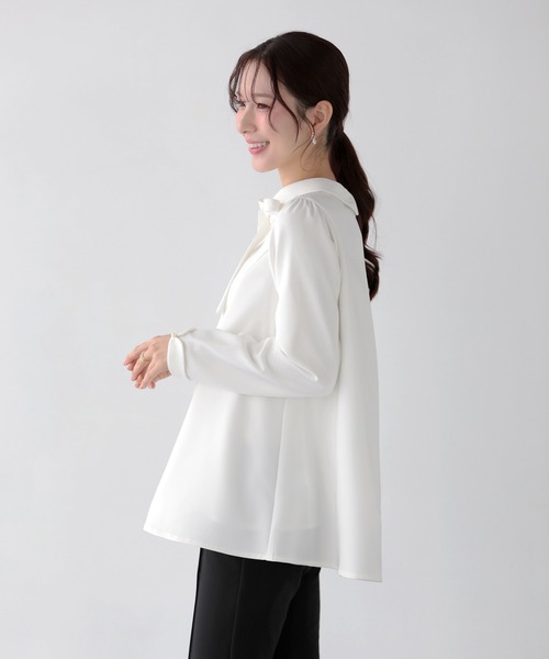 Fit more(フィットモア)の「リボンタイAラインタックフレアトップス(シャツ/ブラウス・レディース・ネイビー/ホワイト/ブラック・FREE)」の5枚目の写真