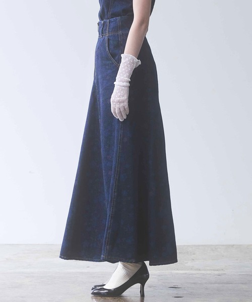 SOMETHING（サムシング）の「【GISELe 4月号掲載】atelier SOMETHING　MERMAID SKIRT/マーメイドスカート【FLOWERプリント】（デニムスカート・レディース・ダークインディゴブルー・X-SMALL/SMALL/MEDIUM）」の2枚目の写真