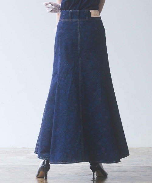 SOMETHING（サムシング）の「【GISELe 4月号掲載】atelier SOMETHING　MERMAID SKIRT/マーメイドスカート【FLOWERプリント】（デニムスカート・レディース・ダークインディゴブルー・X-SMALL/SMALL/MEDIUM）」の3枚目の写真