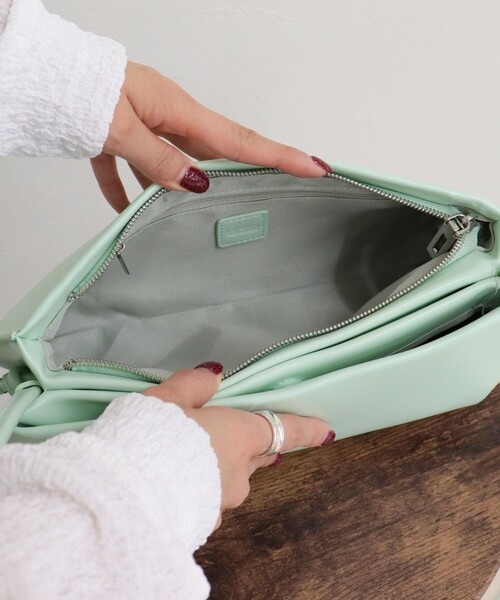 fredy emue（フレディエミュ）の「２ルームスリムバッグ（ショルダーバッグ・レディース・ミント/ブラック・FREE）」の16枚目の写真