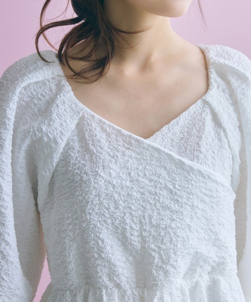 marun(マルン)の「<大きいサイズ>ふくれジャガードペプラムチュニック marun(シャツ/ブラウス・レディース・ブラック/オフホワイト・4L/3L/LL/L/5L)」の8枚目の写真