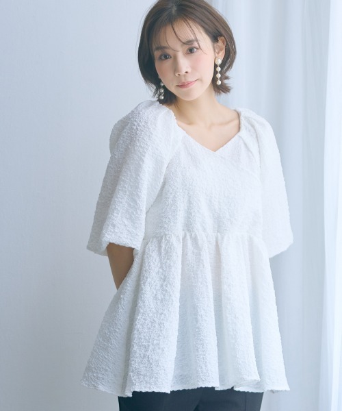 marun(マルン)の「<大きいサイズ>ふくれジャガードペプラムチュニック marun(シャツ/ブラウス・レディース・ブラック/オフホワイト・4L/3L/LL/L/5L)」の16枚目の写真