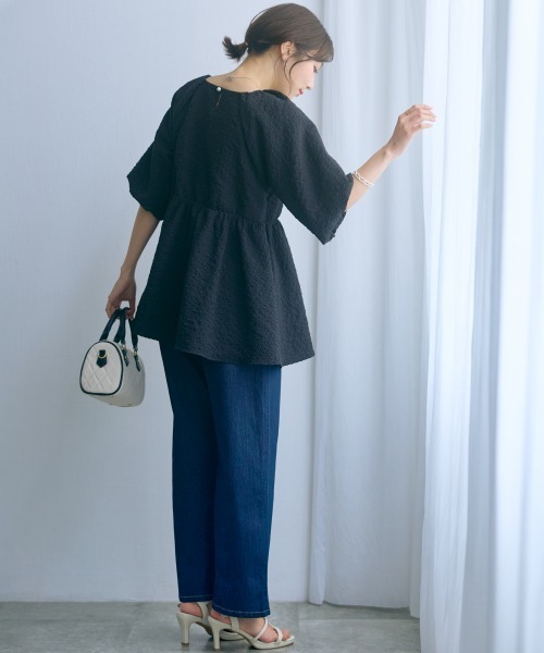 marun(マルン)の「<大きいサイズ>ふくれジャガードペプラムチュニック marun(シャツ/ブラウス・レディース・ブラック/オフホワイト・4L/3L/LL/L/5L)」の4枚目の写真