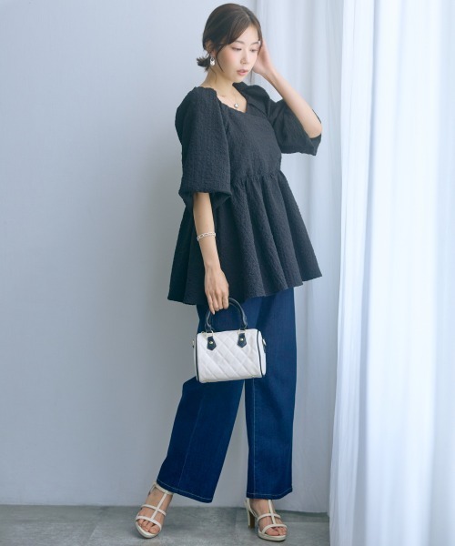 marun(マルン)の「<大きいサイズ>ふくれジャガードペプラムチュニック marun(シャツ/ブラウス・レディース・ブラック/オフホワイト・4L/3L/LL/L/5L)」の5枚目の写真