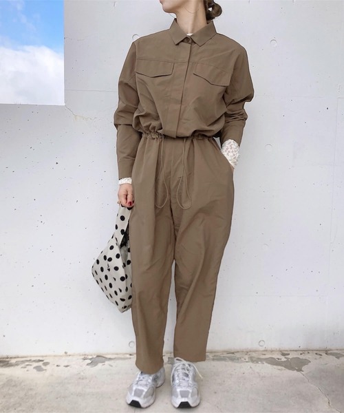 ISOOK（アイスー）の「ナイロンライクジャンプスーツ(comochi select) / オールインワン つなぎ ウエストゴム ドロスト ドローコード ハイウエスト フルレングス 長袖 パンツ 春服 ブラック ベージュ（つなぎ/オールインワン・レディース・ブラック/ベージュ・FREE）」の2枚目の写真