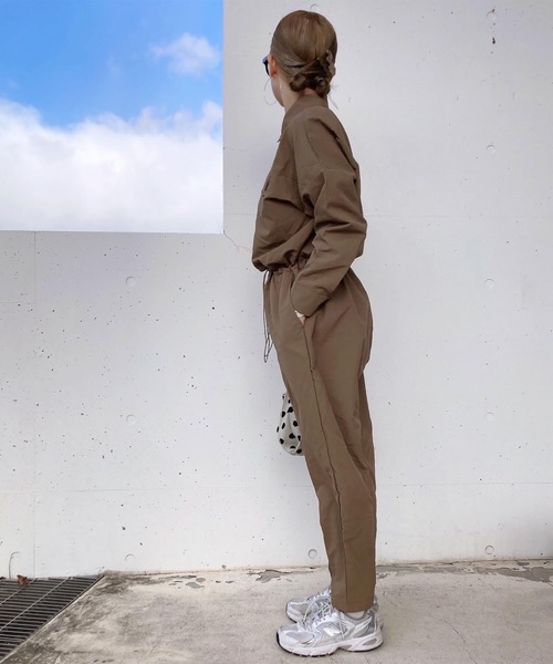 ISOOK（アイスー）の「ナイロンライクジャンプスーツ(comochi select) / オールインワン つなぎ ウエストゴム ドロスト ドローコード ハイウエスト フルレングス 長袖 パンツ 春服 ブラック ベージュ（つなぎ/オールインワン・レディース・ブラック/ベージュ・FREE）」の6枚目の写真