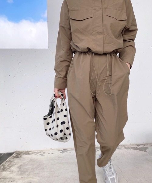 ISOOK（アイスー）の「ナイロンライクジャンプスーツ(comochi select) / オールインワン つなぎ ウエストゴム ドロスト ドローコード ハイウエスト フルレングス 長袖 パンツ 春服 ブラック ベージュ（つなぎ/オールインワン・レディース・ブラック/ベージュ・FREE）」の3枚目の写真