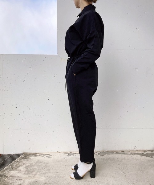 ISOOK（アイスー）の「ナイロンライクジャンプスーツ(comochi select) / オールインワン つなぎ ウエストゴム ドロスト ドローコード ハイウエスト フルレングス 長袖 パンツ 春服 ブラック ベージュ（つなぎ/オールインワン・レディース・ブラック/ベージュ・FREE）」の4枚目の写真