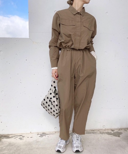 ISOOK（アイスー）の「ナイロンライクジャンプスーツ(comochi select) / オールインワン つなぎ ウエストゴム ドロスト ドローコード ハイウエスト フルレングス 長袖 パンツ 春服 ブラック ベージュ（つなぎ/オールインワン・レディース・ブラック/ベージュ・FREE）」の5枚目の写真