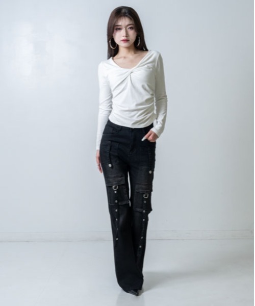 ANAP(アナップ)の「フラップポケットストレッチフレアデニムパンツ(デニムパンツ・レディース・ブルー/ダークアッシュ・S/M)」の4枚目の写真