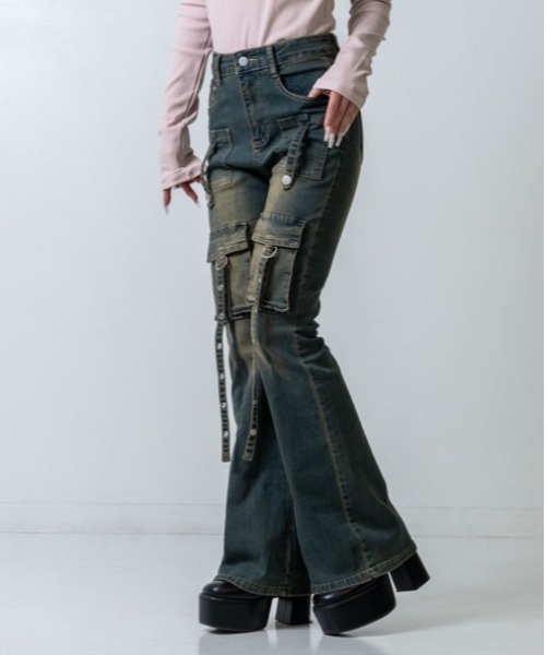 ANAP(アナップ)の「フラップポケットストレッチフレアデニムパンツ(デニムパンツ・レディース・ブルー/ダークアッシュ・S/M)」の5枚目の写真