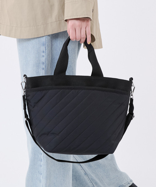 LeSportsac（レスポートサック）の「BUCKET TOTE ラインデボスブラック（トートバッグ・レディース・ブラック・FREE）」の2枚目の写真