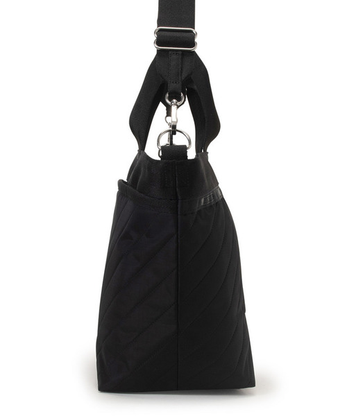 LeSportsac（レスポートサック）の「BUCKET TOTE ラインデボスブラック（トートバッグ・レディース・ブラック・FREE）」の5枚目の写真