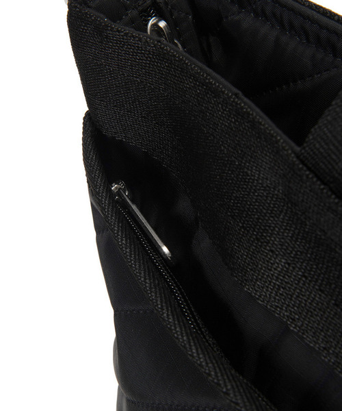 LeSportsac（レスポートサック）の「BUCKET TOTE ラインデボスブラック（トートバッグ・レディース・ブラック・FREE）」の8枚目の写真