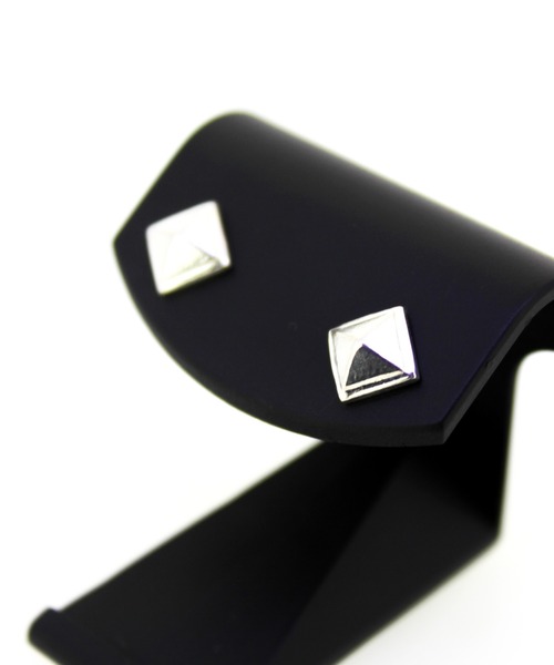 THE MILES（ザ マイルズ）の「ガレージウダガワ シルバー ピラミッドスタッズピアス（両耳用）（ピアス（両耳用）・メンズ・シルバー・FREE）」の2枚目の写真