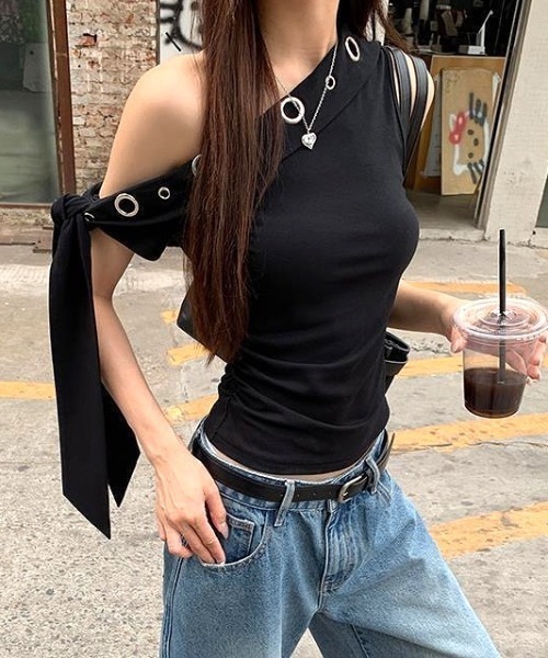 SHEENA(シーナ)の「アイレットワンショルダーリボントップス(Tシャツ/カットソー・レディース・ブラック・M)」の2枚目の写真