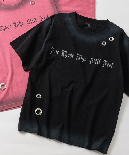 JOHN'S CLOSET(ジョンズクローゼット)の「【13】アイレットホールデザインスプレー加工ショート丈Tシャツ/Y2K(Tシャツ/カットソー・メンズ・ピンク/カーキ/ブラック/アイボリー・LARGE/MEDIUM/SMALL)」の2枚目の写真