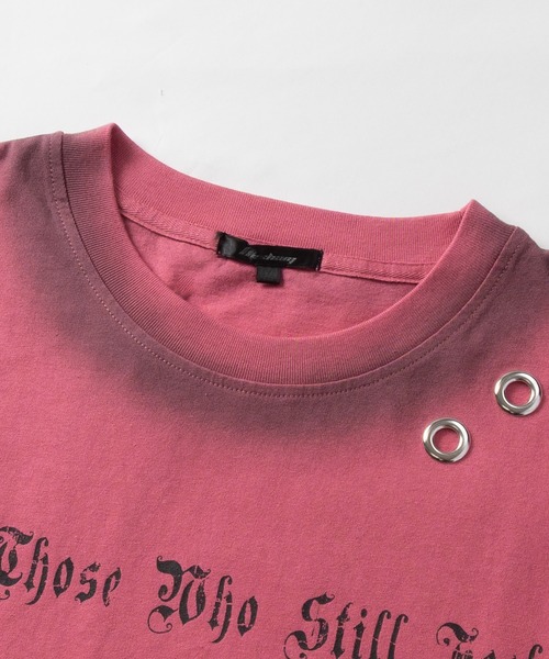 JOHN'S CLOSET(ジョンズクローゼット)の「【13】アイレットホールデザインスプレー加工ショート丈Tシャツ/Y2K(Tシャツ/カットソー・メンズ・ピンク/カーキ/ブラック/アイボリー・LARGE/MEDIUM/SMALL)」の7枚目の写真