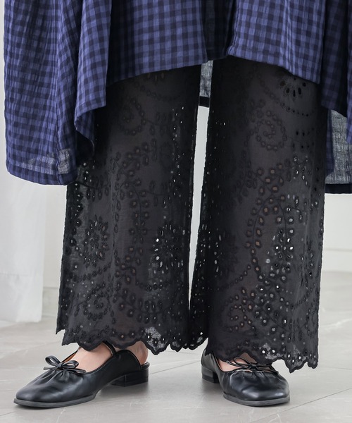 n'OrLABEL(ノアールレーベル)の「『裾スカラップレースペチパンツ』(その他パンツ・レディース・ブラック/オフホワイト・1/2)」の2枚目の写真