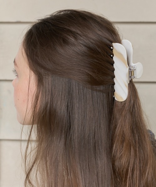 GIUNON(ジウノン)の「wide square vance clip / ワイドスクエアバンスクリップ(バレッタ/ヘアクリップ・レディース・ベージュ/ブラウン/クリーム/アイボリー/グリーン・FREE)」の7枚目の写真