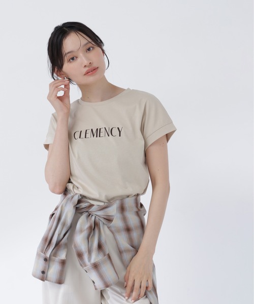NATURAL BEAUTY BASIC(ナチュラルビューティーベーシック)の「フロッキーロゴTシャツ(Tシャツ/カットソー・レディース・ベージュ/オフホワイト/チャコールグレー・フリ-)」の3枚目の写真
