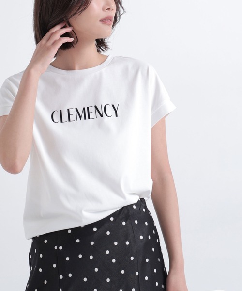 NATURAL BEAUTY BASIC(ナチュラルビューティーベーシック)の「フロッキーロゴTシャツ(Tシャツ/カットソー・レディース・ベージュ/オフホワイト/チャコールグレー・フリ-)」の1枚目の写真