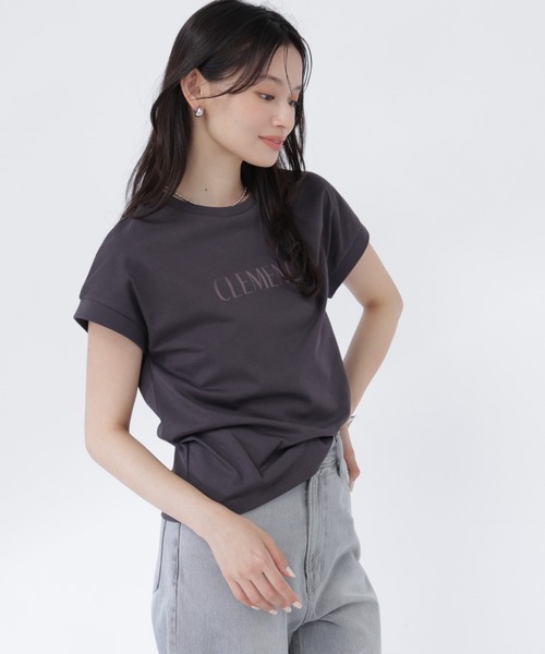 NATURAL BEAUTY BASIC(ナチュラルビューティーベーシック)の「フロッキーロゴTシャツ(Tシャツ/カットソー・レディース・ベージュ/オフホワイト/チャコールグレー・フリ-)」の2枚目の写真