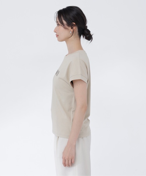 NATURAL BEAUTY BASIC(ナチュラルビューティーベーシック)の「フロッキーロゴTシャツ(Tシャツ/カットソー・レディース・ベージュ/オフホワイト/チャコールグレー・フリ-)」の16枚目の写真