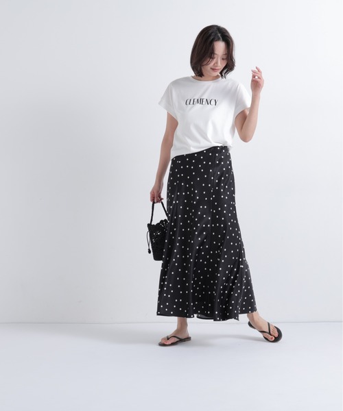 NATURAL BEAUTY BASIC(ナチュラルビューティーベーシック)の「フロッキーロゴTシャツ(Tシャツ/カットソー・レディース・ベージュ/オフホワイト/チャコールグレー・フリ-)」の4枚目の写真