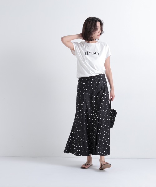 NATURAL BEAUTY BASIC(ナチュラルビューティーベーシック)の「フロッキーロゴTシャツ(Tシャツ/カットソー・レディース・ベージュ/オフホワイト/チャコールグレー・フリ-)」の9枚目の写真