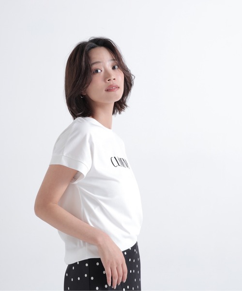 NATURAL BEAUTY BASIC(ナチュラルビューティーベーシック)の「フロッキーロゴTシャツ(Tシャツ/カットソー・レディース・ベージュ/オフホワイト/チャコールグレー・フリ-)」の10枚目の写真