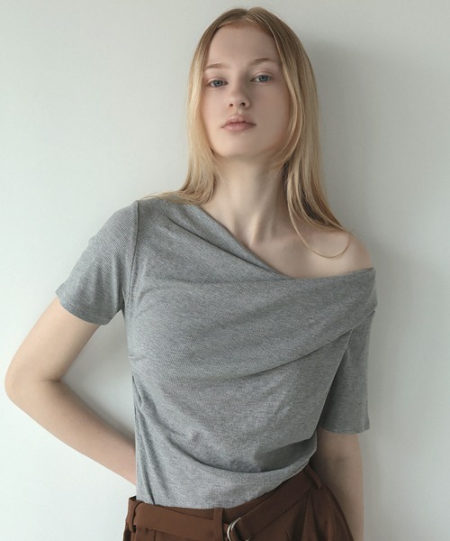 pufe(ピュフェ)の「【デコルテを美しく見せるドレープネック】【pufe】アシメドレープTee アシンメトリー Tシャツ オフショルダー オフショル リブ(Tシャツ/カットソー・レディース・グレー/ホワイト/ブラック・ONE SIZE)」の3枚目の写真