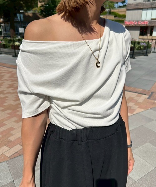 pufe(ピュフェ)の「【デコルテを美しく見せるドレープネック】【pufe】アシメドレープTee アシンメトリー Tシャツ オフショルダー オフショル リブ(Tシャツ/カットソー・レディース・グレー/ホワイト/ブラック・ONE SIZE)」の2枚目の写真