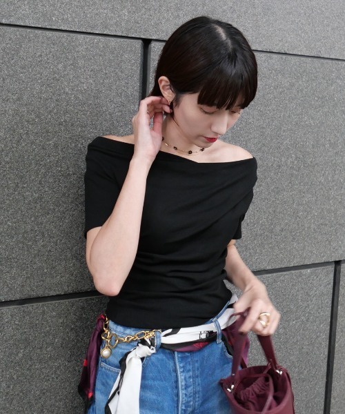 pufe(ピュフェ)の「【デコルテを美しく見せるドレープネック】【pufe】アシメドレープTee アシンメトリー Tシャツ オフショルダー オフショル リブ(Tシャツ/カットソー・レディース・グレー/ホワイト/ブラック・ONE SIZE)」の1枚目の写真