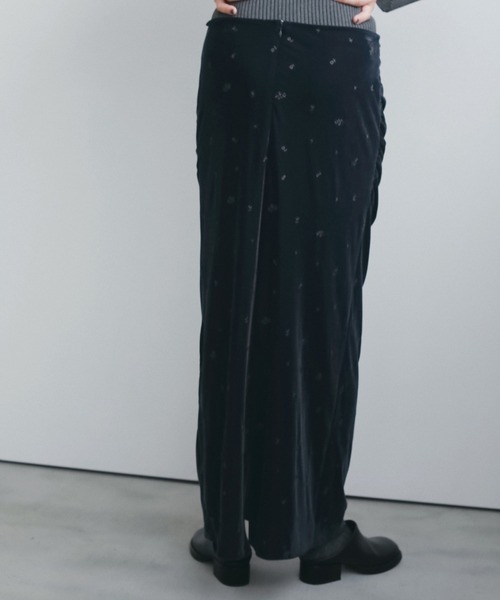 anuke(アンヌーク)の「Embroidery Flower Velourskirt(スカート・レディース・ネイビー/ブラウン・38inch/36inch)」の1枚目の写真