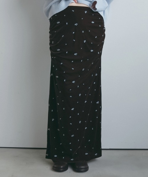 anuke(アンヌーク)の「Embroidery Flower Velourskirt(スカート・レディース・ネイビー/ブラウン・38inch/36inch)」の2枚目の写真