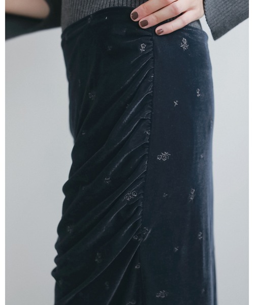 anuke(アンヌーク)の「Embroidery Flower Velourskirt(スカート・レディース・ネイビー/ブラウン・38inch/36inch)」の4枚目の写真