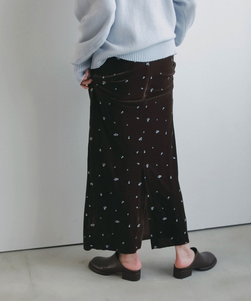 anuke(アンヌーク)の「Embroidery Flower Velourskirt(スカート・レディース・ネイビー/ブラウン・38inch/36inch)」の6枚目の写真
