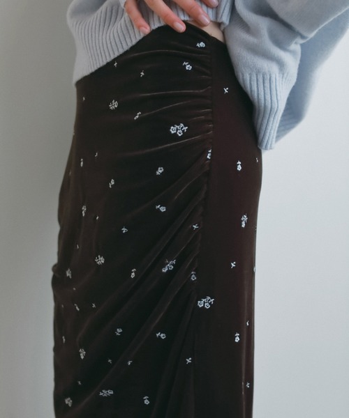 anuke(アンヌーク)の「Embroidery Flower Velourskirt(スカート・レディース・ネイビー/ブラウン・38inch/36inch)」の7枚目の写真