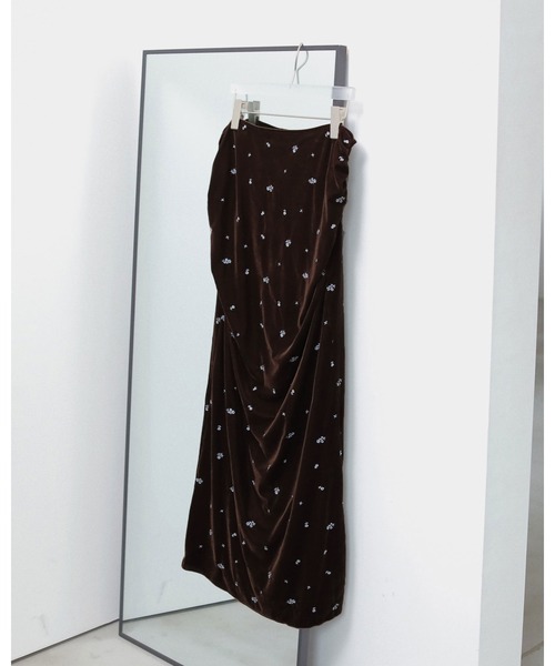 anuke(アンヌーク)の「Embroidery Flower Velourskirt(スカート・レディース・ネイビー/ブラウン・38inch/36inch)」の13枚目の写真