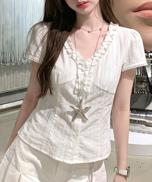 AMAJI(アマジ)の「ラッフルフリル Vネック ジャガード ウエストマーク 半袖シャツ(シャツ/ブラウス・レディース・ホワイト・LARGE/MEDIUM/SMALL/X-LARGE)」の1枚目の写真