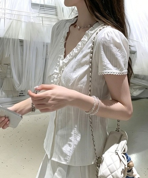 AMAJI(アマジ)の「ラッフルフリル Vネック ジャガード ウエストマーク 半袖シャツ(シャツ/ブラウス・レディース・ホワイト・LARGE/MEDIUM/SMALL/X-LARGE)」の3枚目の写真